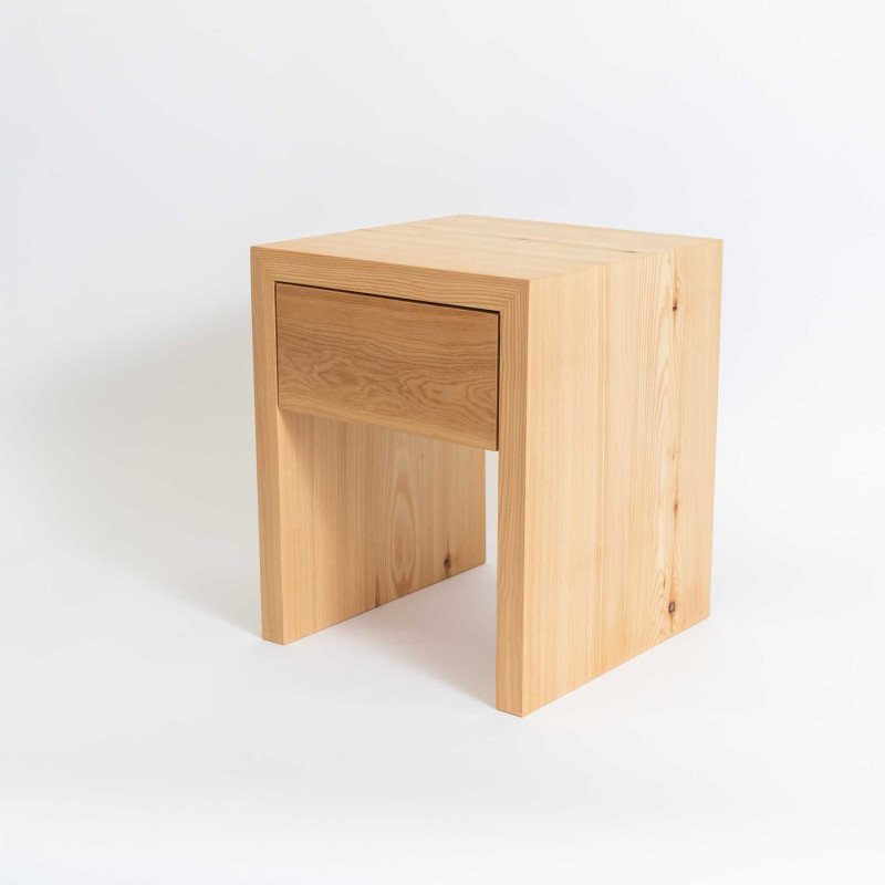 Nachttisch aus Arve oder Lärche – mit Schublade & Tablar | Engadiner Lehrwerkstatt