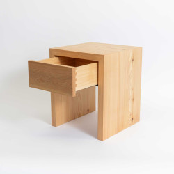 Nachttisch aus Arve oder Lärche – mit Schublade & Tablar | Engadiner Lehrwerkstatt