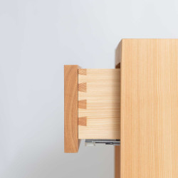 Nachttisch aus Arve oder Lärche – mit Schublade & Tablar | Engadiner Lehrwerkstatt