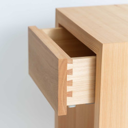 Nachttisch aus Arve oder Lärche – mit Schublade & Tablar | Engadiner Lehrwerkstatt