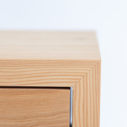 Nachttisch aus Arve oder Lärche – mit Schublade & Tablar | Engadiner Lehrwerkstatt