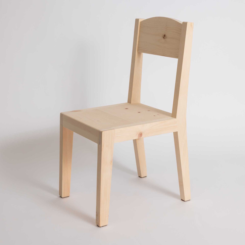 Kinderstuhl aus Engadiner Arvenholz – Stilvolles Accessoire & Geschenkidee | Engadiner Lehrwerkstatt