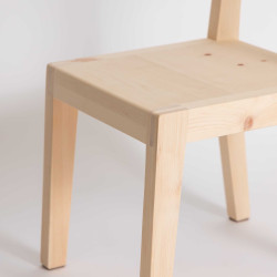 Kinderstuhl aus Engadiner Arvenholz – Stilvolles Accessoire & Geschenkidee | Engadiner Lehrwerkstatt