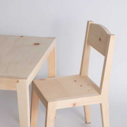 Kinderstuhl aus Engadiner Arvenholz – Stilvolles Accessoire & Geschenkidee | Engadiner Lehrwerkstatt