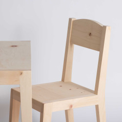 Kinderstuhl aus Engadiner Arvenholz – Stilvolles Accessoire & Geschenkidee | Engadiner Lehrwerkstatt